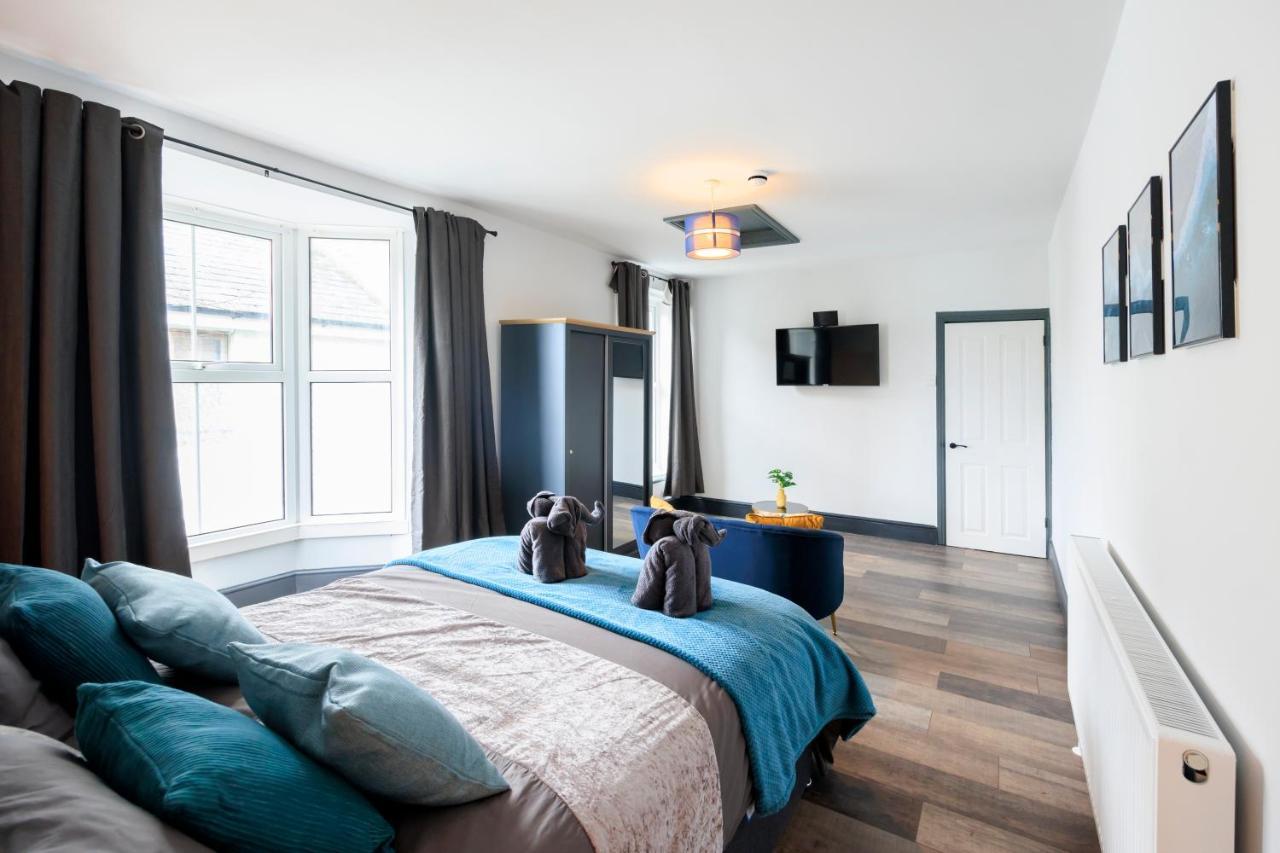 Apartment Seafront With Balcony, Parking And Sea Views