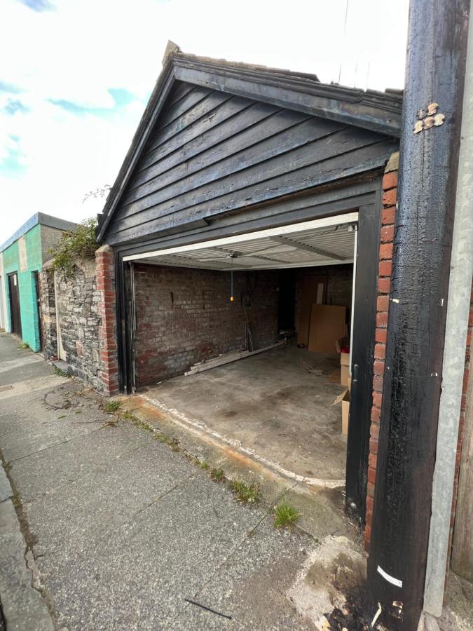 Seafront With Balcony, Parking And Sea Views *